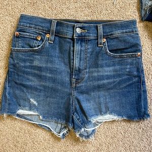 High rise stretch Levi’s shorts, medium wash. Size 26.